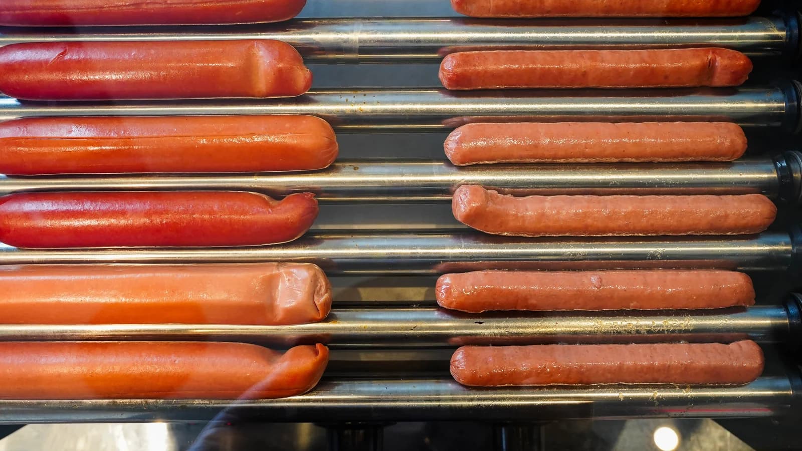 Saucisses dorées sur le grill