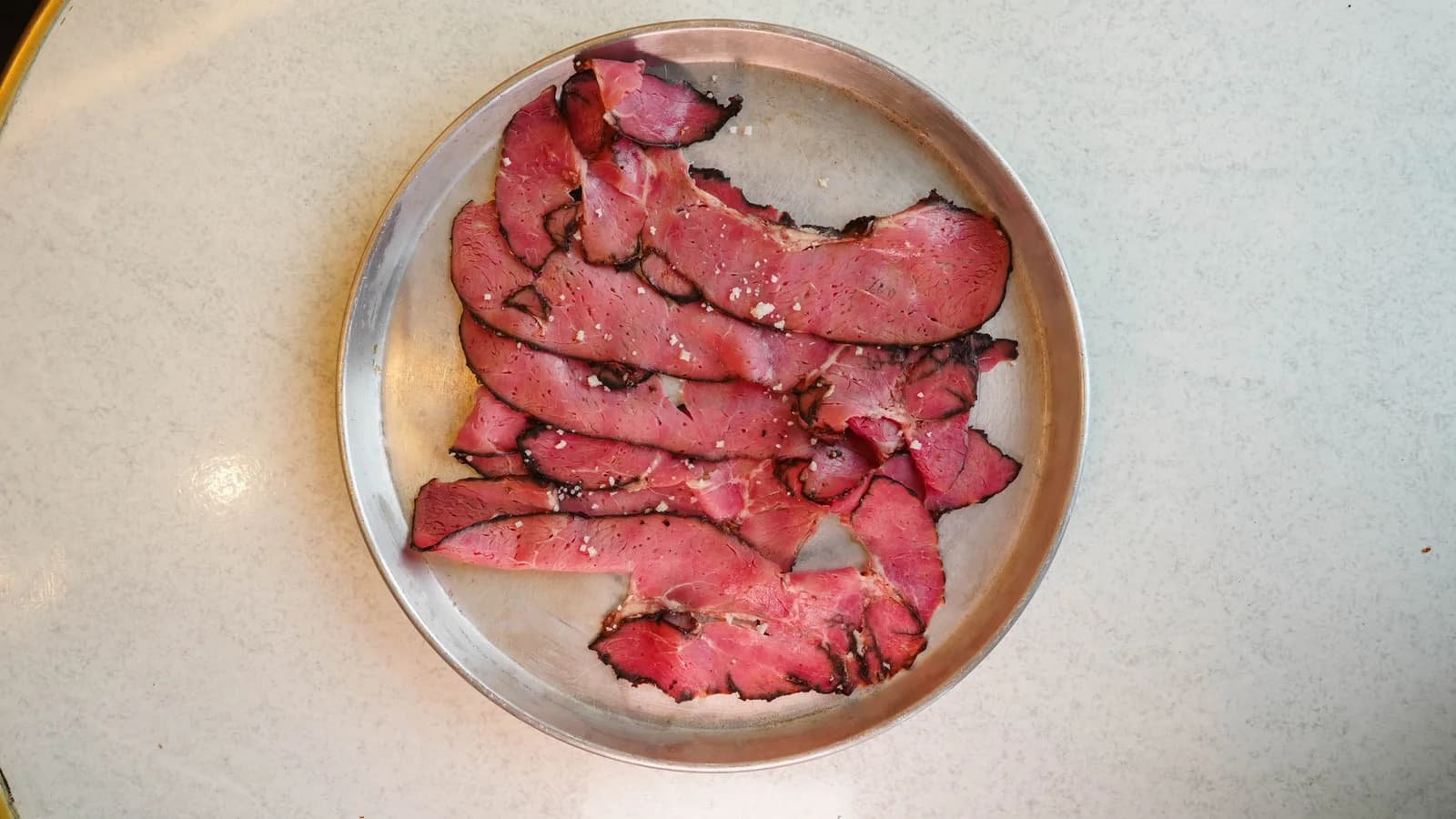 Assiette de fines tranches de pastrami
