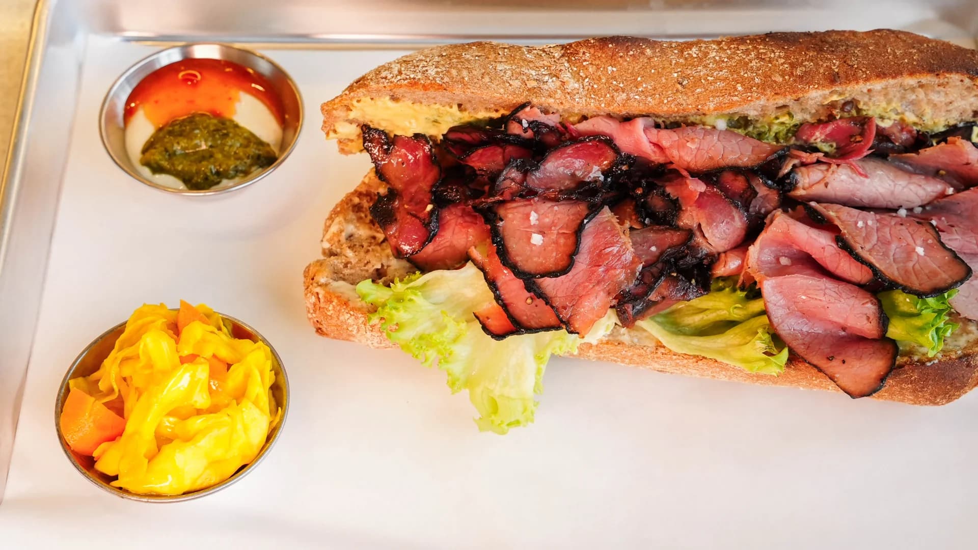 Sandwich généreux servi sur un plateau